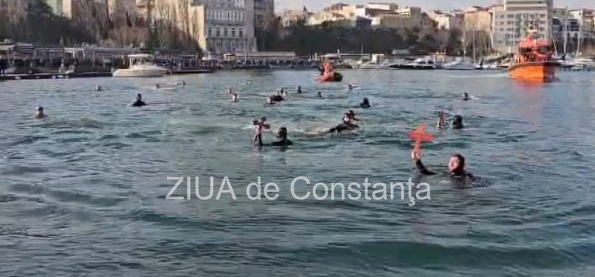 foto video trei tineri au prins crucile aruncate in mare de ips teodosie la constanta 923197 foto video trei tineri au prins crucile aruncate in mare de ips teodosie la constanta 923197