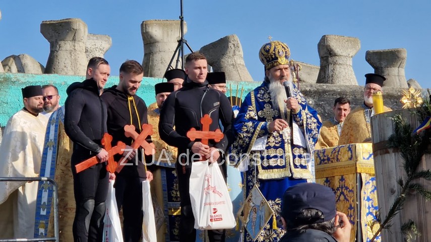 foto video trei tineri au prins crucile aruncate in mare de ips teodosie la constanta 923197 foto video trei tineri au prins crucile aruncate in mare de ips teodosie la constanta 923197