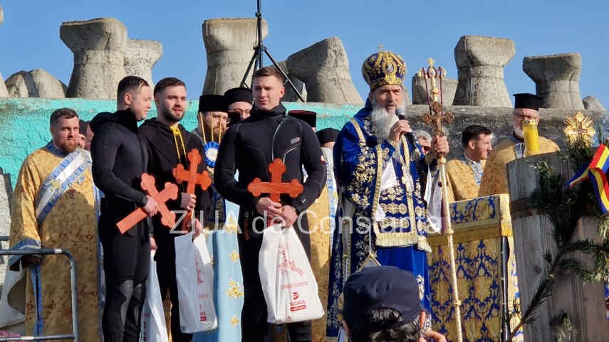 foto video trei tineri au prins crucile aruncate in mare de ips teodosie la constanta 923197 foto video trei tineri au prins crucile aruncate in mare de ips teodosie la constanta 923197