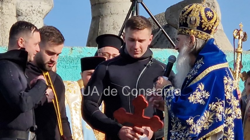 foto video trei tineri au prins crucile aruncate in mare de ips teodosie la constanta 923197 foto video trei tineri au prins crucile aruncate in mare de ips teodosie la constanta 923197