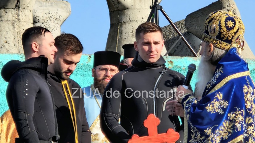 foto video trei tineri au prins crucile aruncate in mare de ips teodosie la constanta 923197 foto video trei tineri au prins crucile aruncate in mare de ips teodosie la constanta 923197