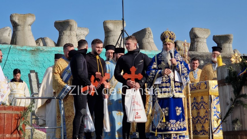 foto video trei tineri au prins crucile aruncate in mare de ips teodosie la constanta 923197 foto video trei tineri au prins crucile aruncate in mare de ips teodosie la constanta 923197