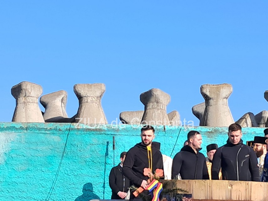 foto video trei tineri au prins crucile aruncate in mare de ips teodosie la constanta 923197 foto video trei tineri au prins crucile aruncate in mare de ips teodosie la constanta 923197