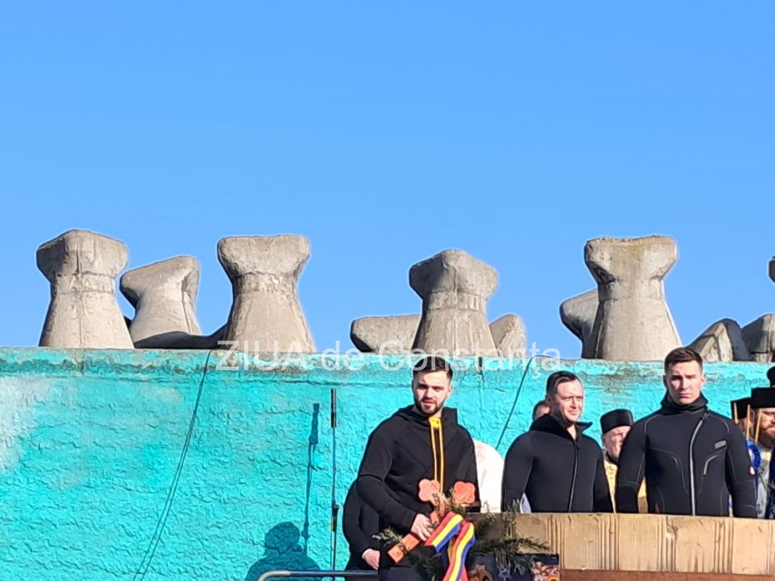 foto video trei tineri au prins crucile aruncate in mare de ips teodosie la constanta 923197 foto video trei tineri au prins crucile aruncate in mare de ips teodosie la constanta 923197