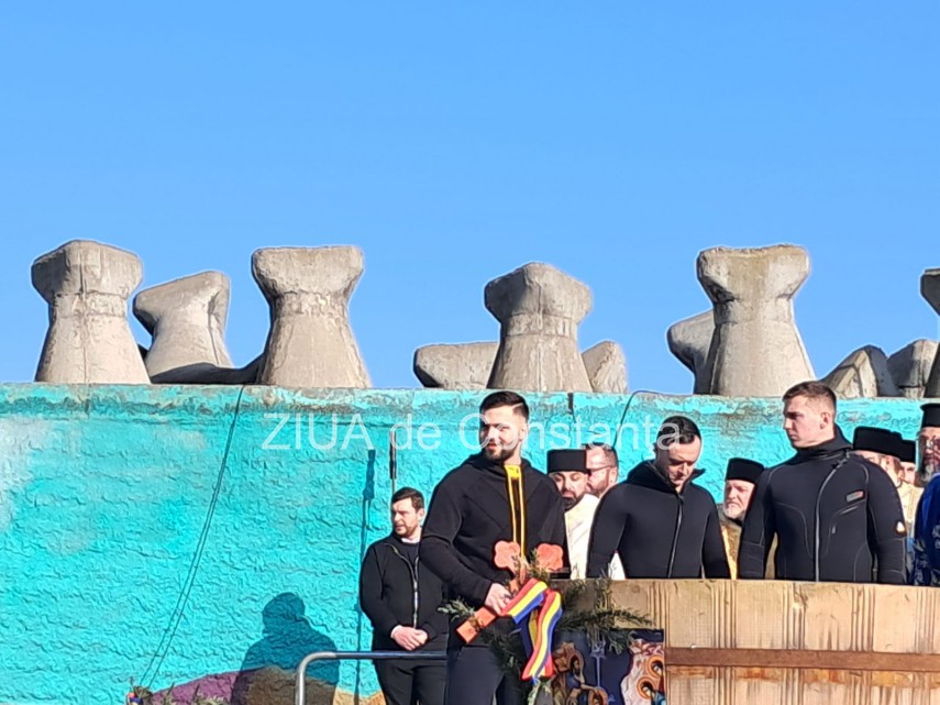 foto video trei tineri au prins crucile aruncate in mare de ips teodosie la constanta 923197 foto video trei tineri au prins crucile aruncate in mare de ips teodosie la constanta 923197