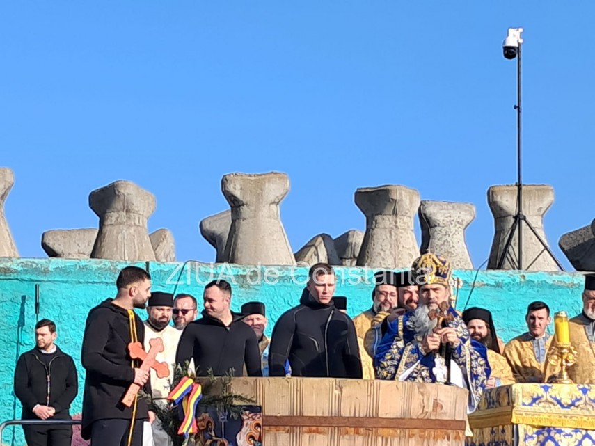 foto video trei tineri au prins crucile aruncate in mare de ips teodosie la constanta 923197 foto video trei tineri au prins crucile aruncate in mare de ips teodosie la constanta 923197