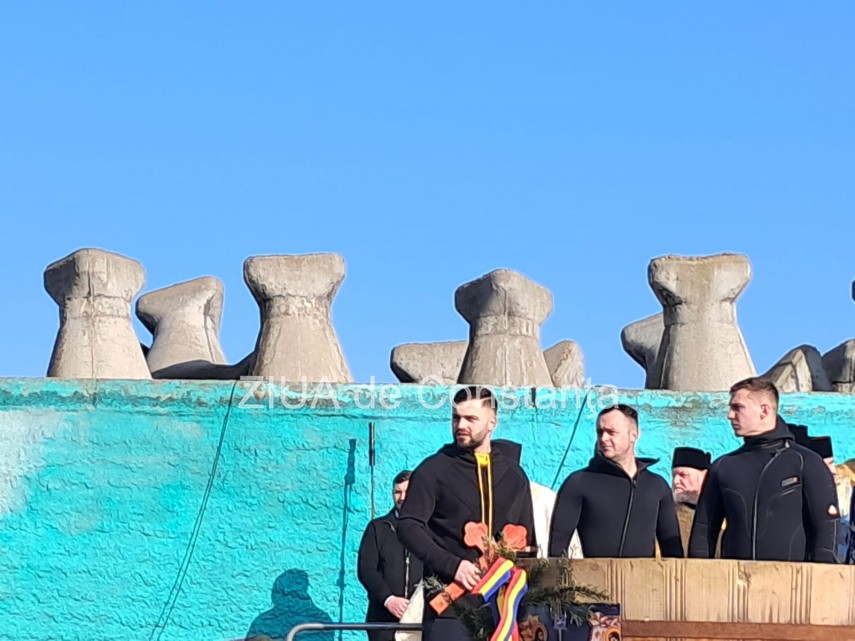 foto video trei tineri au prins crucile aruncate in mare de ips teodosie la constanta 923197 foto video trei tineri au prins crucile aruncate in mare de ips teodosie la constanta 923197