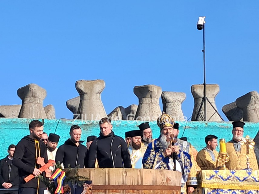 foto video trei tineri au prins crucile aruncate in mare de ips teodosie la constanta 923197 foto video trei tineri au prins crucile aruncate in mare de ips teodosie la constanta 923197