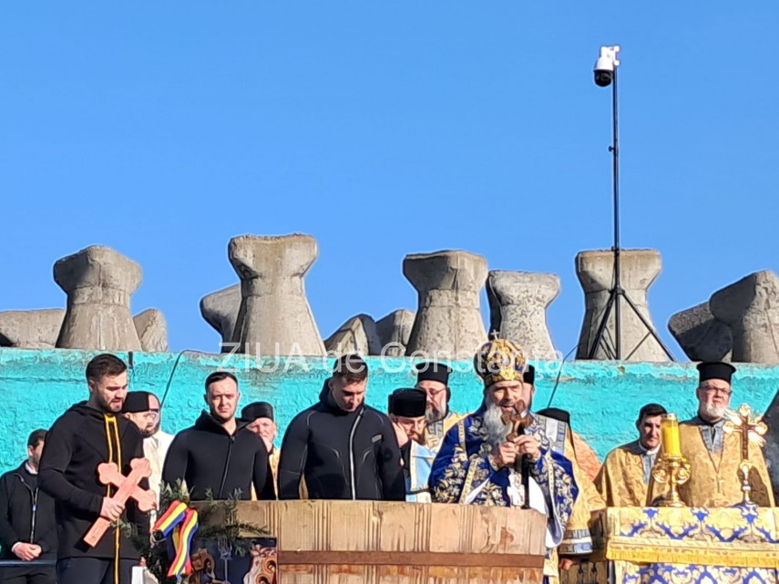 foto video trei tineri au prins crucile aruncate in mare de ips teodosie la constanta 923197 foto video trei tineri au prins crucile aruncate in mare de ips teodosie la constanta 923197