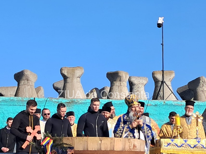 foto video trei tineri au prins crucile aruncate in mare de ips teodosie la constanta 923197 foto video trei tineri au prins crucile aruncate in mare de ips teodosie la constanta 923197