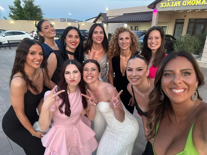 Mai multe voleibaliste i-au fost alături la nuntă Mihaelei Manole. Sursa foto: colecție personală Mihaela Manole