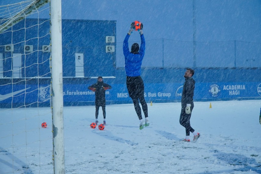 farul constanta antrenament in decor hibernal combinatia perfecta zapada zambete si fotbal galerie foto farul constanta antrenament in decor hibernal combinatia perfecta zapada zambete si fotbal galerie foto