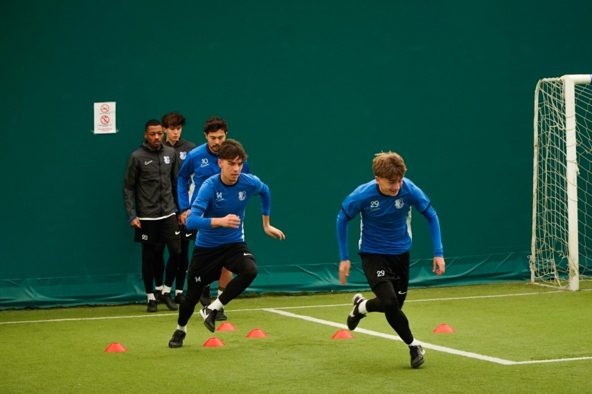 farul constanta antrenament in decor hibernal combinatia perfecta zapada zambete si fotbal galerie foto farul constanta antrenament in decor hibernal combinatia perfecta zapada zambete si fotbal galerie foto