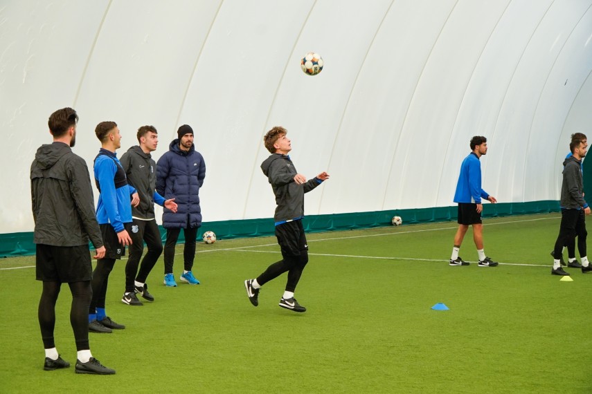 farul constanta antrenament in decor hibernal combinatia perfecta zapada zambete si fotbal galerie foto farul constanta antrenament in decor hibernal combinatia perfecta zapada zambete si fotbal galerie foto