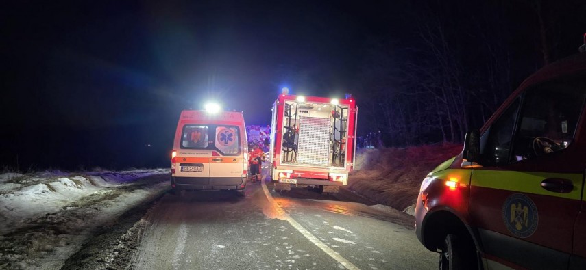 foto planul rosu de interventie activat dupa un accident rutier pe dj 106 cu sapte persoane implicate foto planul rosu de interventie activat dupa un accident rutier pe dj 106 cu sapte persoane implicate