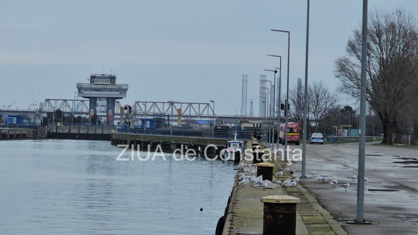 foto video cautarile fetei care ar fi cazut de pe podul de la agigea in canalul dunare marea neagra reluate foto video cautarile fetei care ar fi cazut de pe podul de la agigea in canalul dunare marea neagra reluate