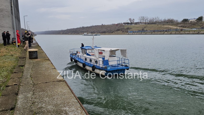 foto video cautarile fetei care ar fi cazut de pe podul de la agigea in canalul dunare marea neagra reluate foto video cautarile fetei care ar fi cazut de pe podul de la agigea in canalul dunare marea neagra reluate