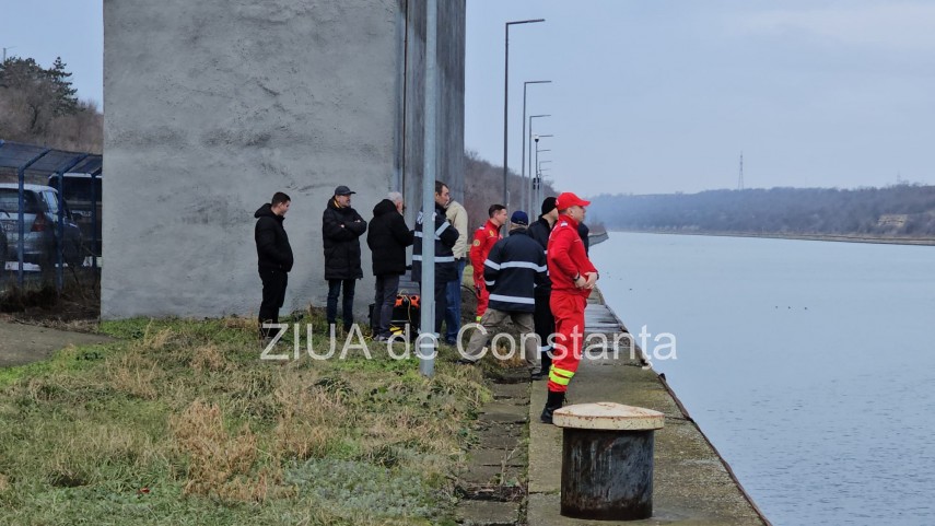 foto video cautarile fetei care ar fi cazut de pe podul de la agigea in canalul dunare marea neagra reluate foto video cautarile fetei care ar fi cazut de pe podul de la agigea in canalul dunare marea neagra reluate
