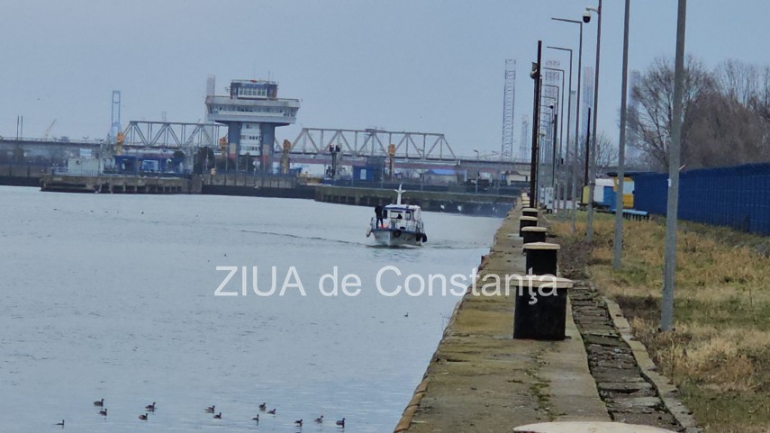 foto video cautarile fetei care ar fi cazut de pe podul de la agigea in canalul dunare marea neagra reluate foto video cautarile fetei care ar fi cazut de pe podul de la agigea in canalul dunare marea neagra reluate