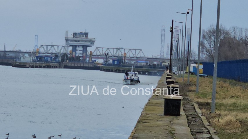 foto video cautarile fetei care ar fi cazut de pe podul de la agigea in canalul dunare marea neagra reluate foto video cautarile fetei care ar fi cazut de pe podul de la agigea in canalul dunare marea neagra reluate