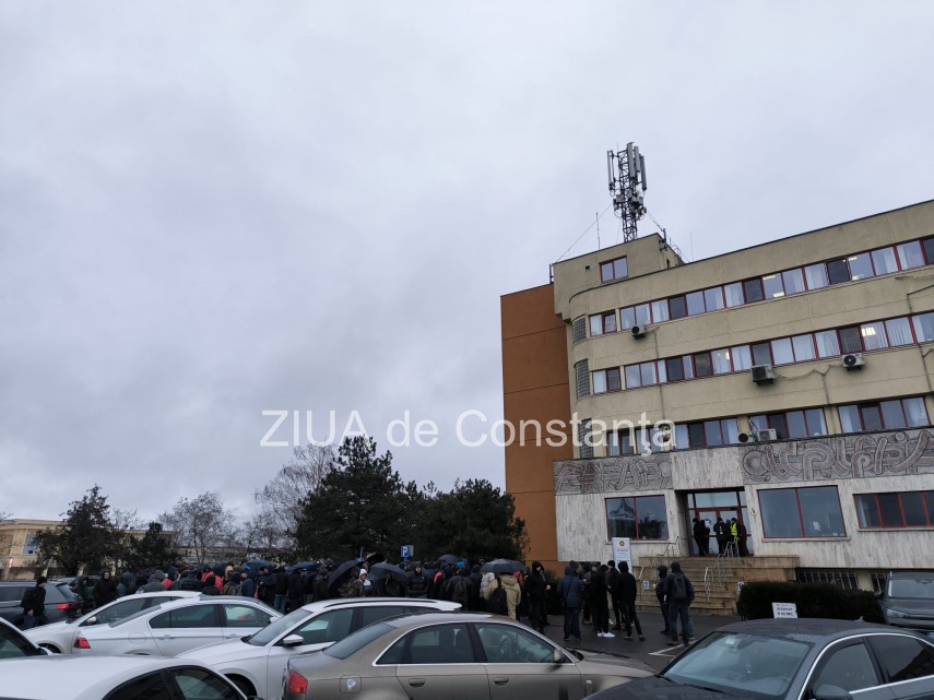 stiri constanta azi foto protest la rafinaria petromidia zeci de angajati s au adunat 925954 stiri constanta azi foto protest la rafinaria petromidia zeci de angajati s au adunat 925954