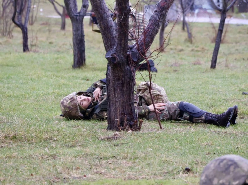 militarii batalionului 348 aparare antiaeriana dobrogea instruiti in acordarea primului ajutor camarazilor militarii batalionului 348 aparare antiaeriana dobrogea instruiti in acordarea primului ajutor camarazilor