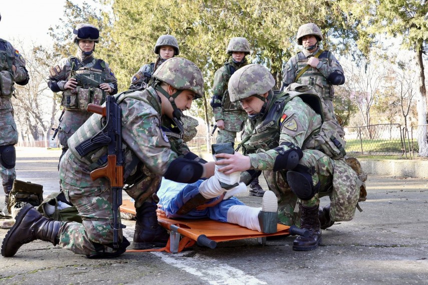 militarii batalionului 348 aparare antiaeriana dobrogea instruiti in acordarea primului ajutor camarazilor militarii batalionului 348 aparare antiaeriana dobrogea instruiti in acordarea primului ajutor camarazilor