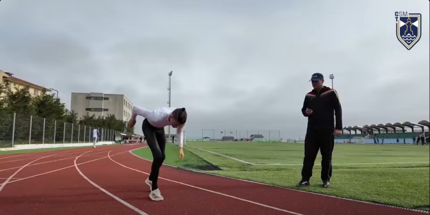 Atletul Andreas Vrișcu și antrenorul Alin Larion. Sursa foto: captură Facebook (CSM Constanța)