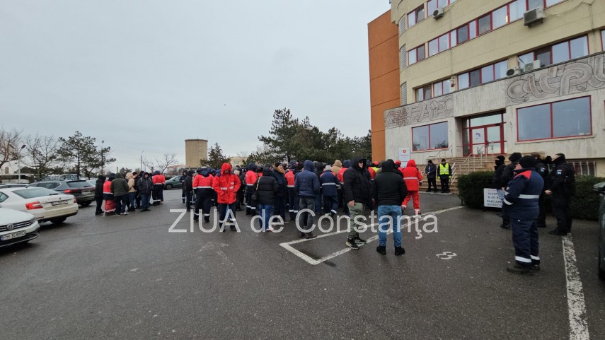 stiri constanta azi foto protest la rafinaria petromidia zeci de angajati s au adunat 925954 stiri constanta azi foto protest la rafinaria petromidia zeci de angajati s au adunat 925954