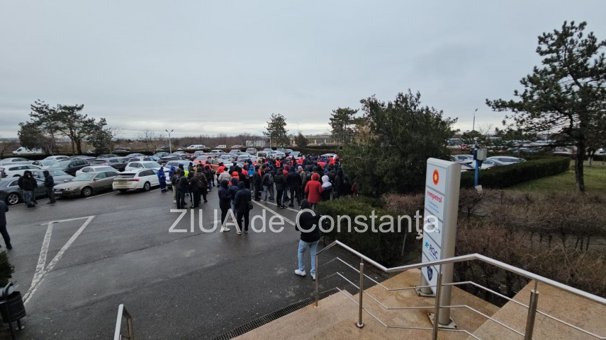 stiri constanta azi foto protest la rafinaria petromidia zeci de angajati s au adunat 925954 stiri constanta azi foto protest la rafinaria petromidia zeci de angajati s au adunat 925954
