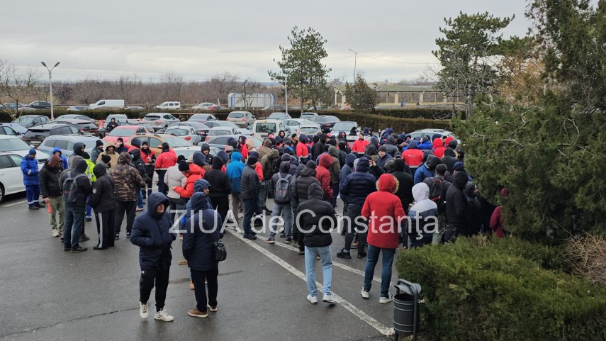 stiri constanta azi foto protest la rafinaria petromidia zeci de angajati s au adunat 925954 stiri constanta azi foto protest la rafinaria petromidia zeci de angajati s au adunat 925954