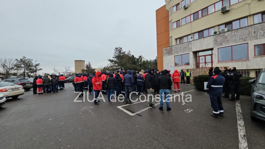 stiri constanta azi foto protest la rafinaria petromidia zeci de angajati s au adunat 925954 stiri constanta azi foto protest la rafinaria petromidia zeci de angajati s au adunat 925954