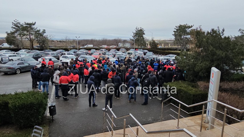stiri constanta azi foto protest la rafinaria petromidia zeci de angajati s au adunat 925954 stiri constanta azi foto protest la rafinaria petromidia zeci de angajati s au adunat 925954