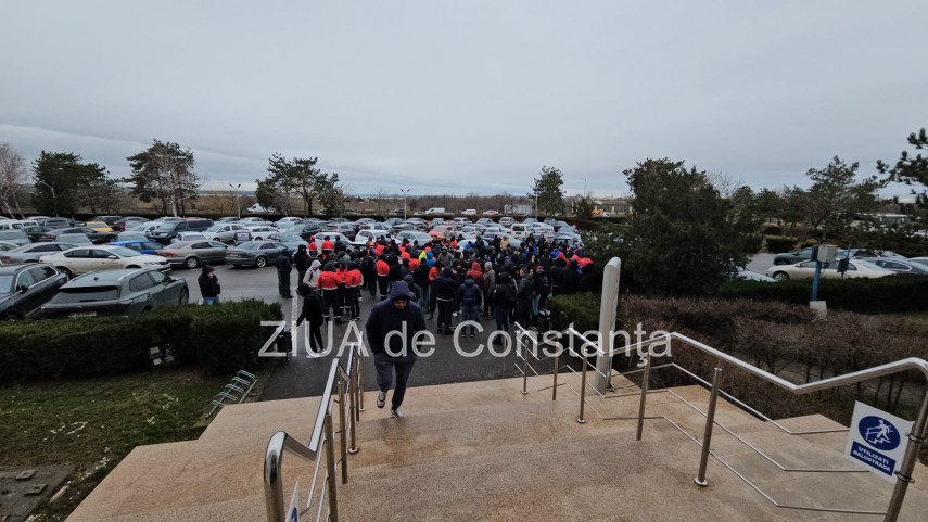stiri constanta azi foto protest la rafinaria petromidia zeci de angajati s au adunat 925954 stiri constanta azi foto protest la rafinaria petromidia zeci de angajati s au adunat 925954