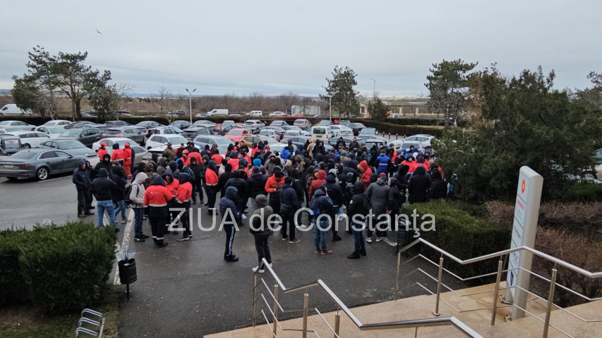 stiri constanta azi foto protest la rafinaria petromidia zeci de angajati s au adunat 925954 stiri constanta azi foto protest la rafinaria petromidia zeci de angajati s au adunat 925954