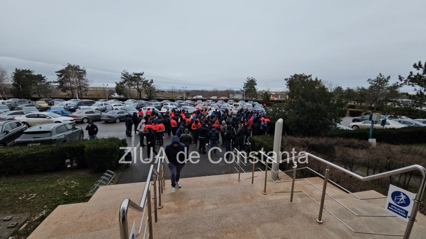 stiri constanta azi foto protest la rafinaria petromidia zeci de angajati s au adunat 925954 stiri constanta azi foto protest la rafinaria petromidia zeci de angajati s au adunat 925954