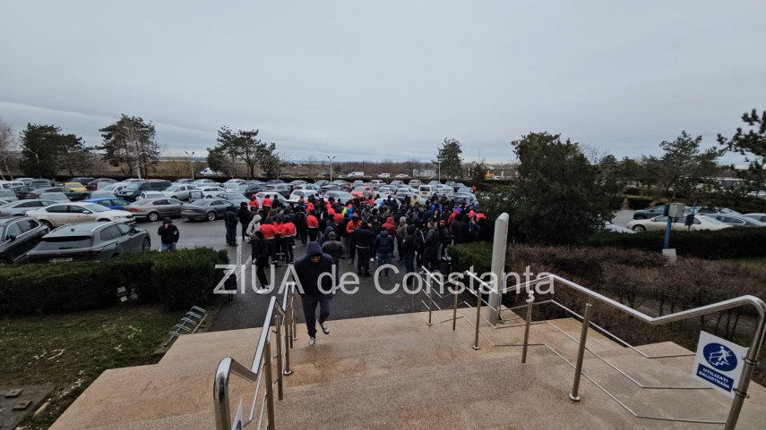 stiri constanta azi foto protest la rafinaria petromidia zeci de angajati s au adunat 925954 stiri constanta azi foto protest la rafinaria petromidia zeci de angajati s au adunat 925954