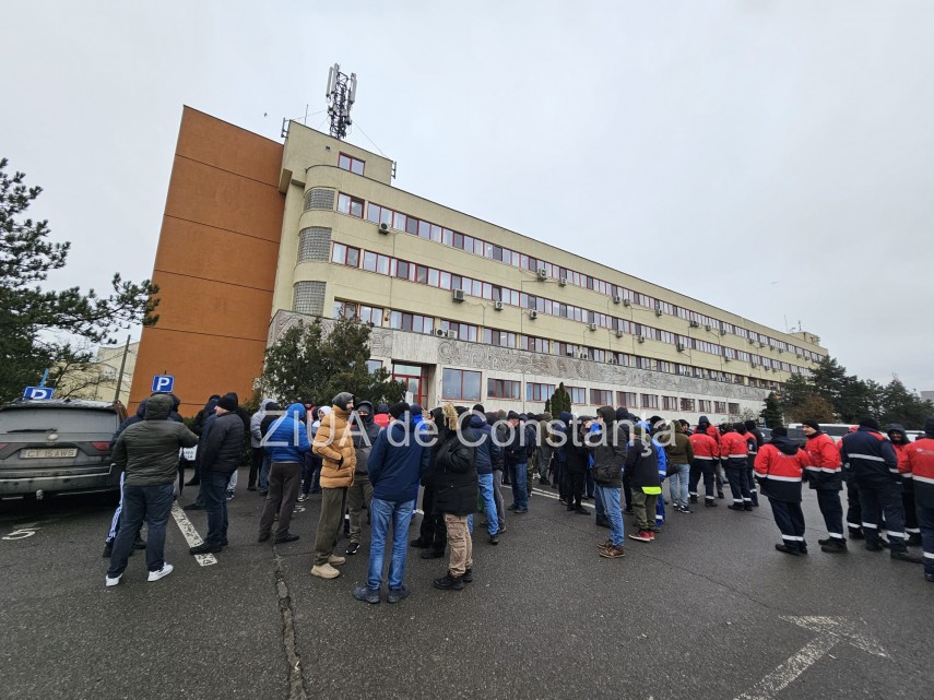 stiri constanta azi foto protest la rafinaria petromidia zeci de angajati s au adunat 925954 stiri constanta azi foto protest la rafinaria petromidia zeci de angajati s au adunat 925954