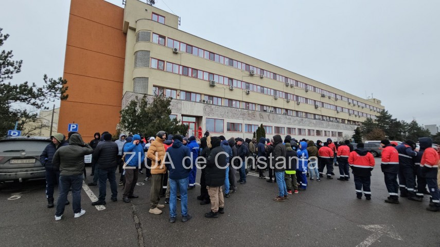 stiri constanta azi foto protest la rafinaria petromidia zeci de angajati s au adunat 925954 stiri constanta azi foto protest la rafinaria petromidia zeci de angajati s au adunat 925954