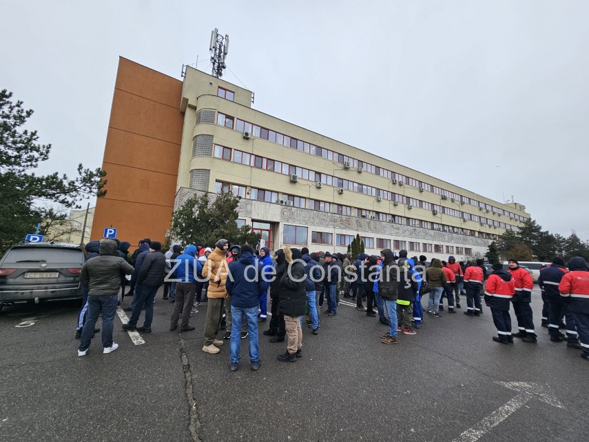 stiri constanta azi foto protest la rafinaria petromidia zeci de angajati s au adunat 925954 stiri constanta azi foto protest la rafinaria petromidia zeci de angajati s au adunat 925954