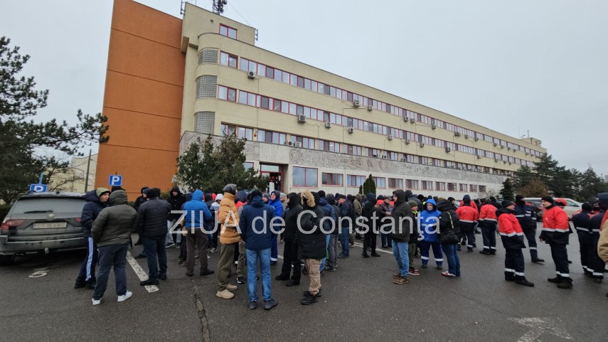 stiri constanta azi foto protest la rafinaria petromidia zeci de angajati s au adunat 925954 stiri constanta azi foto protest la rafinaria petromidia zeci de angajati s au adunat 925954