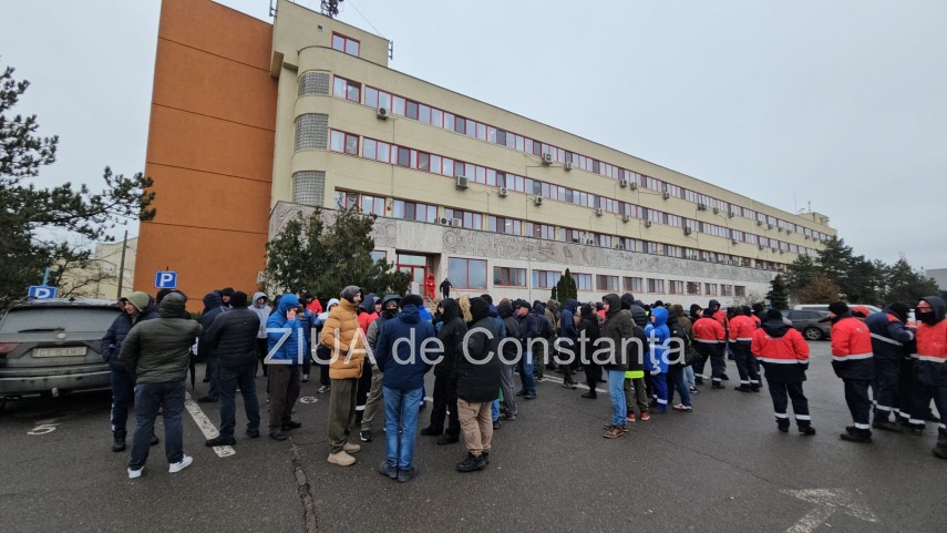 stiri constanta azi foto protest la rafinaria petromidia zeci de angajati s au adunat 925954 stiri constanta azi foto protest la rafinaria petromidia zeci de angajati s au adunat 925954