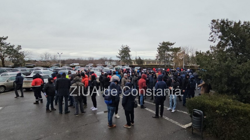 stiri constanta azi foto protest la rafinaria petromidia zeci de angajati s au adunat 925954 stiri constanta azi foto protest la rafinaria petromidia zeci de angajati s au adunat 925954