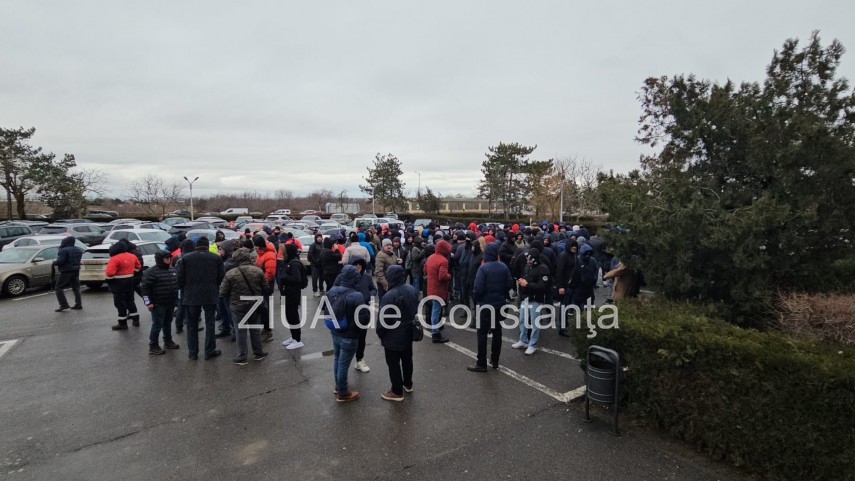 stiri constanta azi foto protest la rafinaria petromidia zeci de angajati s au adunat 925954 stiri constanta azi foto protest la rafinaria petromidia zeci de angajati s au adunat 925954