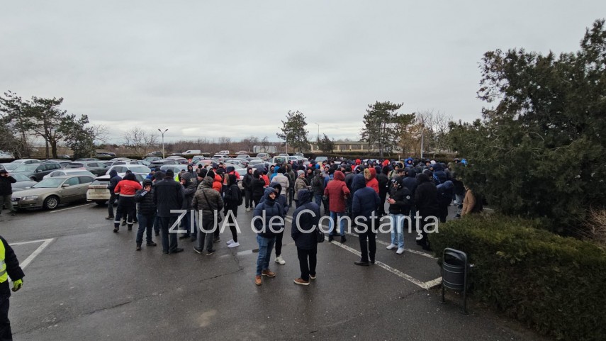 stiri constanta azi foto protest la rafinaria petromidia zeci de angajati s au adunat 925954 stiri constanta azi foto protest la rafinaria petromidia zeci de angajati s au adunat 925954