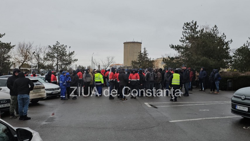 stiri constanta azi foto protest la rafinaria petromidia zeci de angajati s au adunat 925954 stiri constanta azi foto protest la rafinaria petromidia zeci de angajati s au adunat 925954