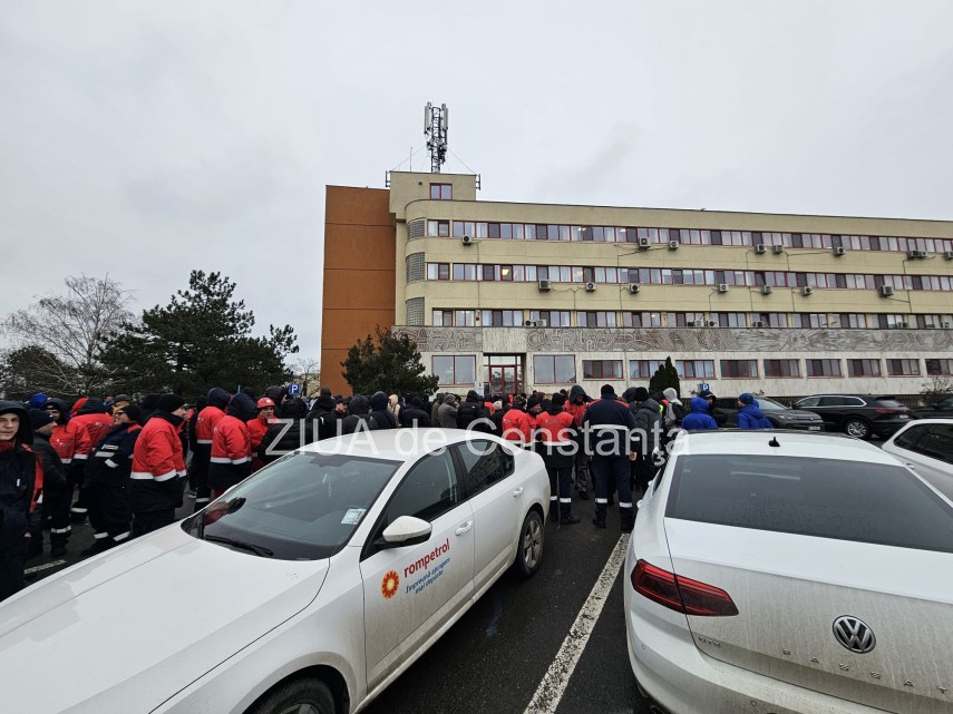 stiri constanta azi foto protest la rafinaria petromidia zeci de angajati s au adunat 925954 stiri constanta azi foto protest la rafinaria petromidia zeci de angajati s au adunat 925954
