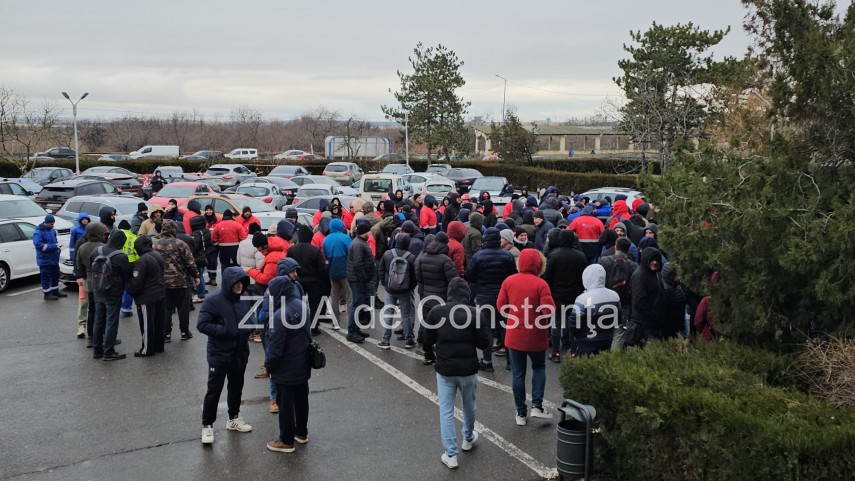 stiri constanta azi foto protest la rafinaria petromidia zeci de angajati s au adunat 925954 stiri constanta azi foto protest la rafinaria petromidia zeci de angajati s au adunat 925954
