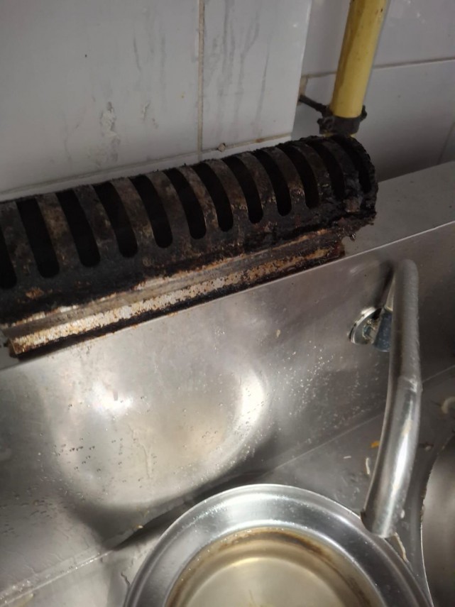 foto de la alimente alterate la jucarii periculoase ce au descoperit comisarii anpc in urma controalelor foto de la alimente alterate la jucarii periculoase ce au descoperit comisarii anpc in urma controalelor