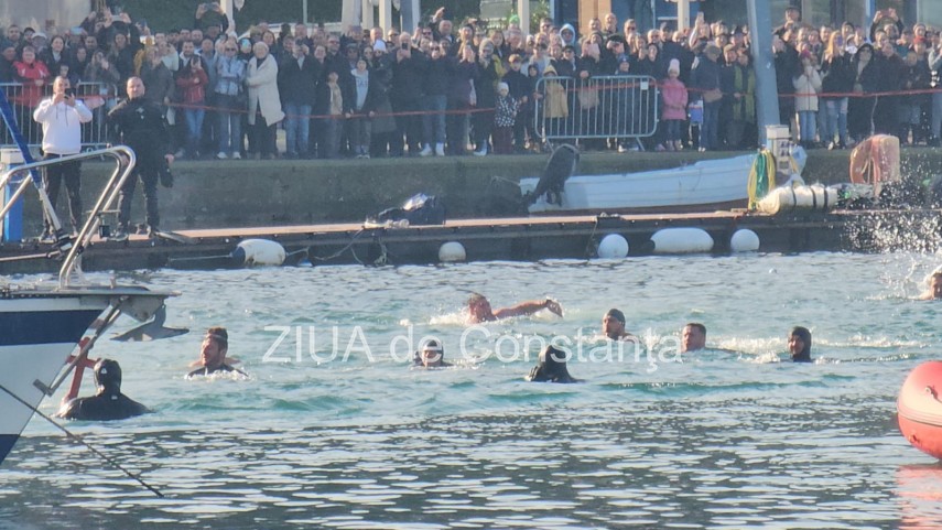 FOTO+VIDEO: Trei tineri au prins crucile aruncate in mare de IPS Teodosie la Constanta    